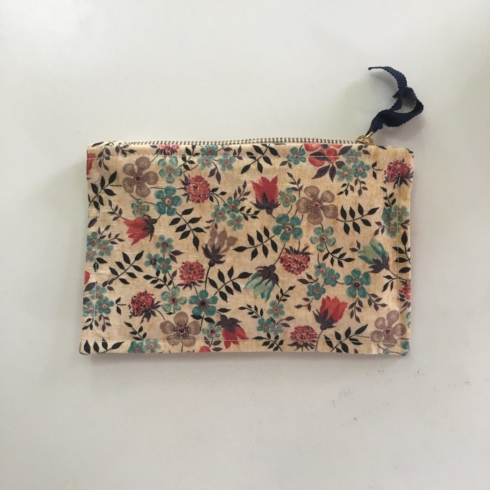 NWOT Ann Mashburn Floral Change Purse